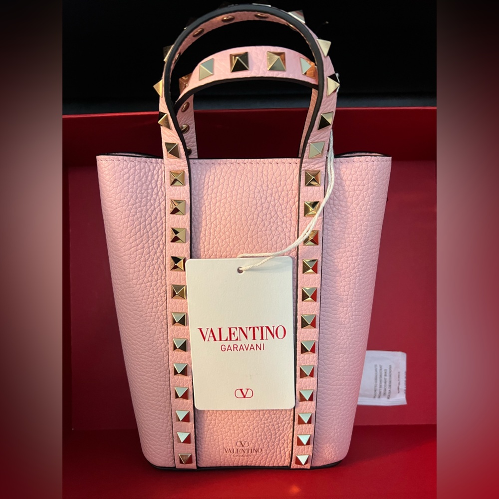 VALENTINO GARAVANI
Rockstud Pouch
Color: Rose Couture - Picture 2 of 15